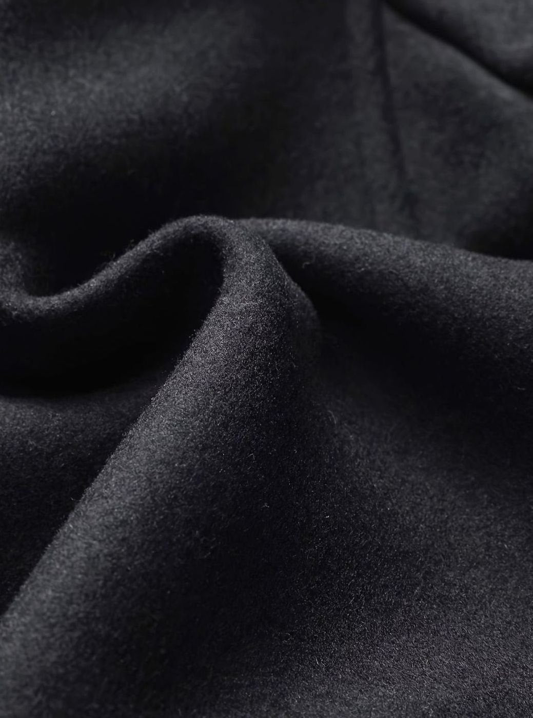 Abrigo de lana hombre negro elegante con bufanda desmontable. Cruce sencillo para un look invernal formal.