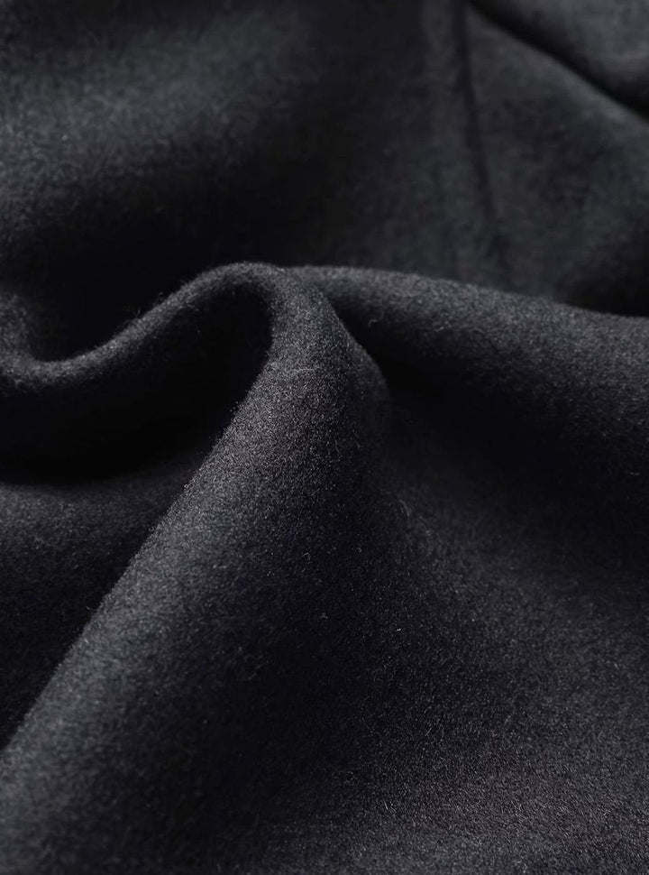 Abrigo de lana hombre negro elegante con bufanda desmontable. Cruce sencillo para un look invernal formal.