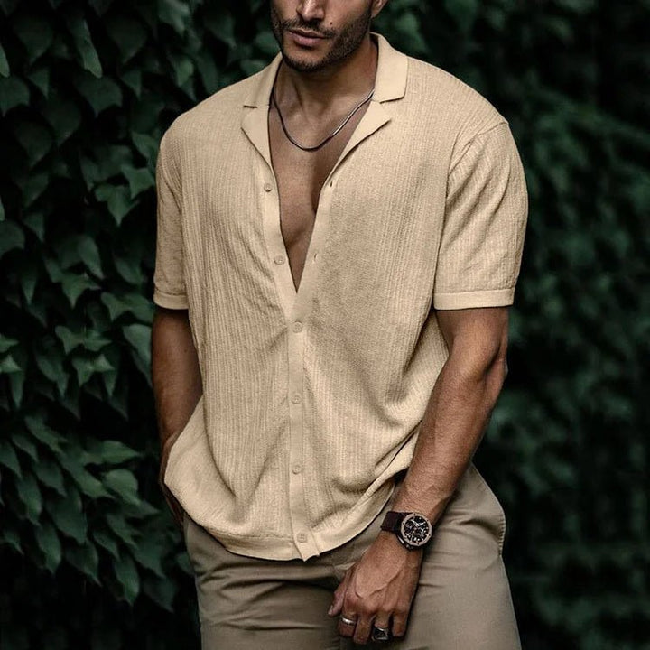 Camiseta veraniega para hombre, diseño casual y manga corta. Frescura y estilo en moda masculina.