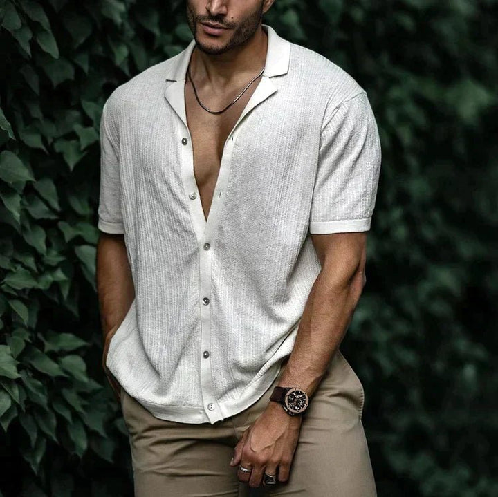 Hombre con camiseta de manga corta, pose relajada. Estilo casual de verano, fresco y muy cómodo.