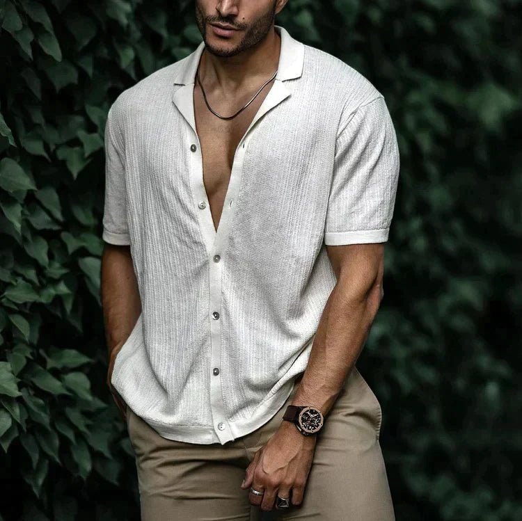 Hombre luciendo camiseta casual de manga corta. Estilo fresco y relajado, ideal para el verano.