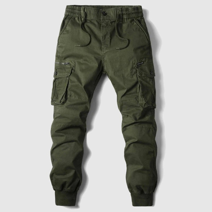 Imagen de pantalón cargo urbano para hombre, ajuste entallado, ideal para verano e invierno.