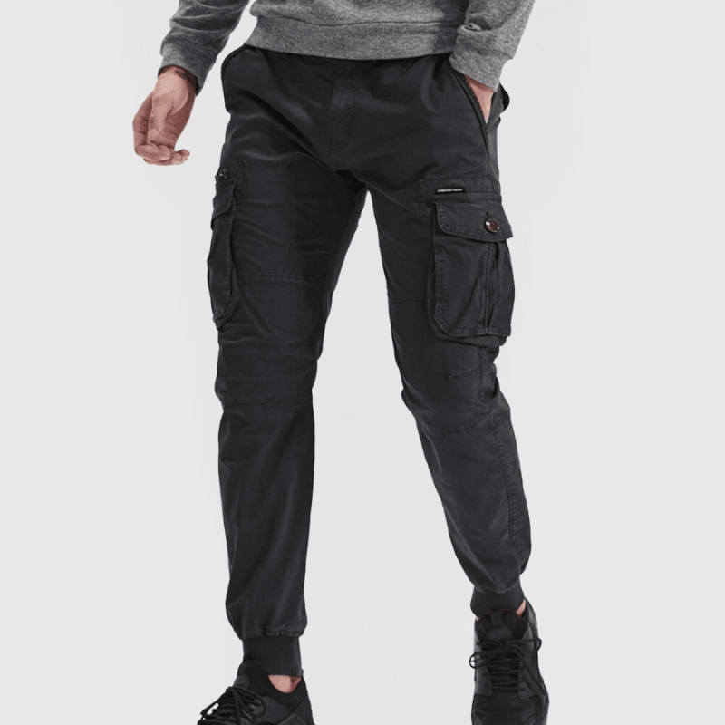 Pantalón cargo funcional para hombre, diseño urbano con bolsillos, ideal para look casual.