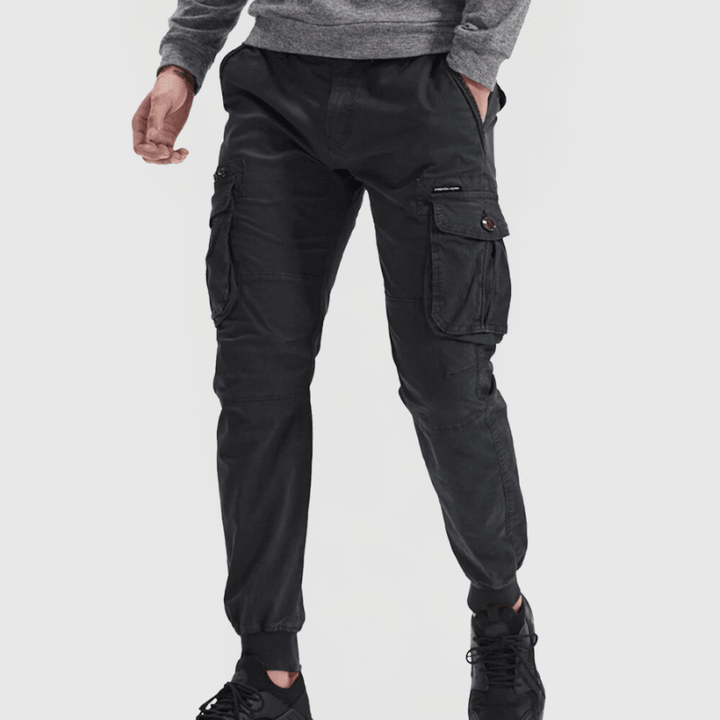 Pantalón cargo funcional para hombre, diseño urbano con bolsillos, ideal para look casual.