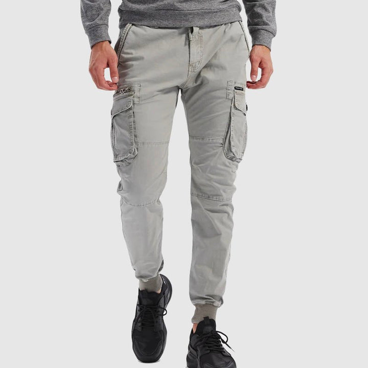 Pantalón cargo entallado para hombre, estilo urbano moderno, corte slimfit y cómodo.