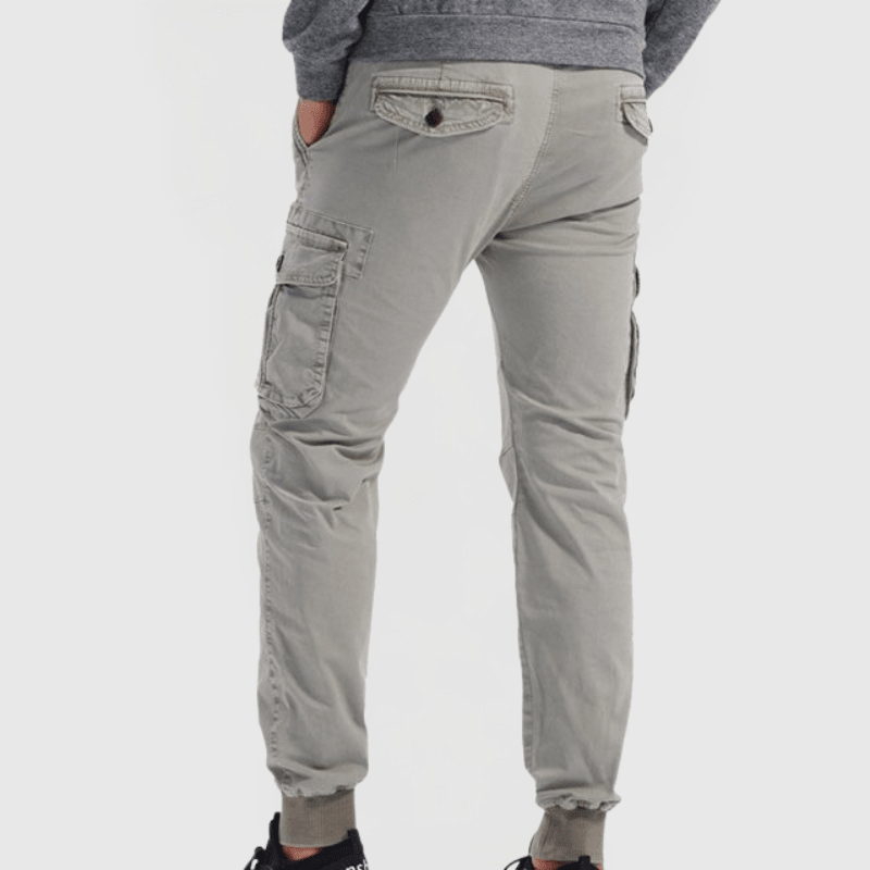 Pantalón cargo de moda para hombre, entallado y versátil, adecuado para un look urbano y funcional.