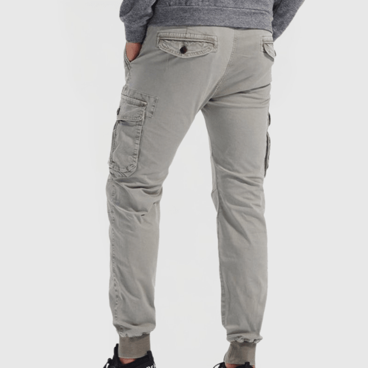 Pantalón cargo de moda para hombre, entallado y versátil, adecuado para un look urbano y funcional.