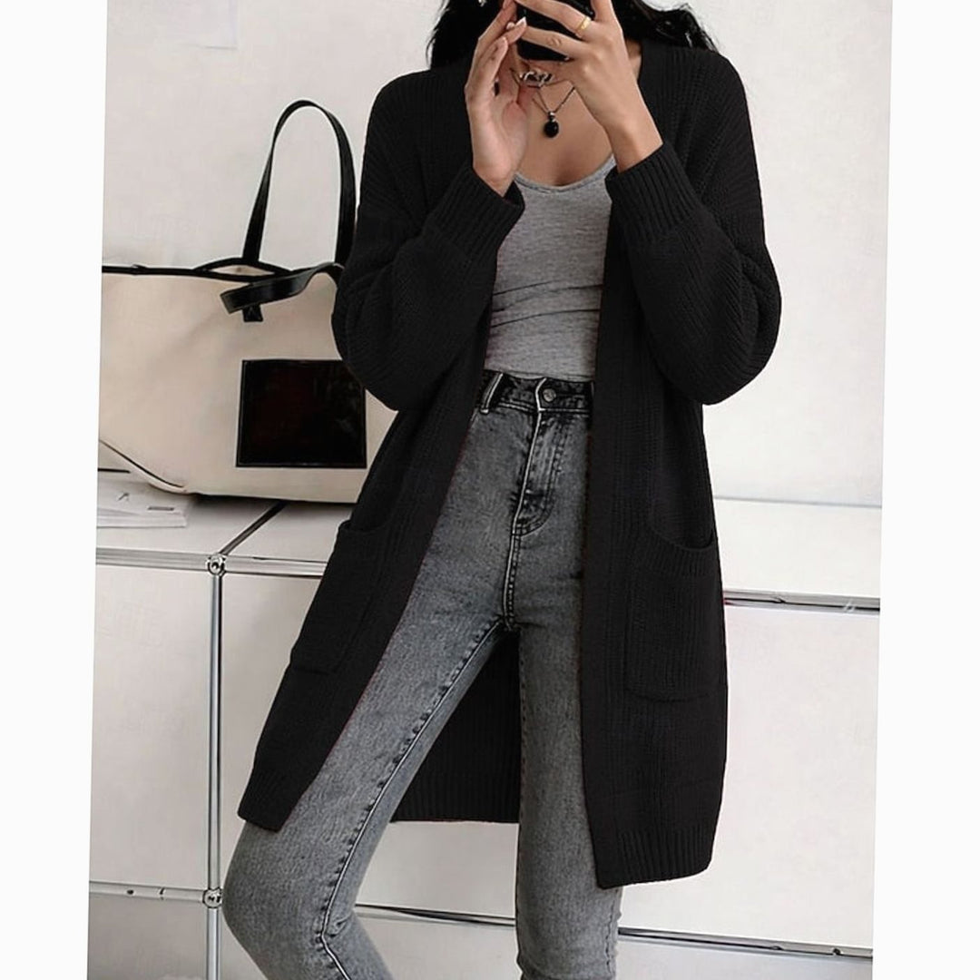 Cárdigan largo abierto de punto canalé negro para mujer. Chaqueta elegante y versátil, ideal para look casual u oficina.