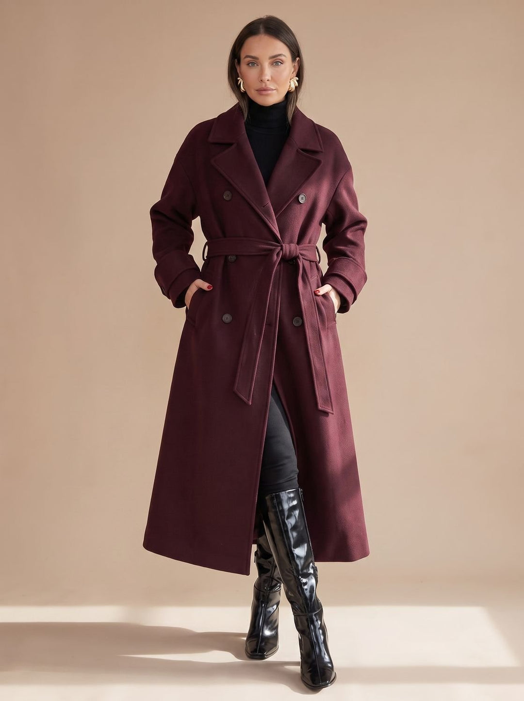 Abrigo de invierno para mujer, largo y cruzado, color burdeos. Destaca su silueta con cinturón.