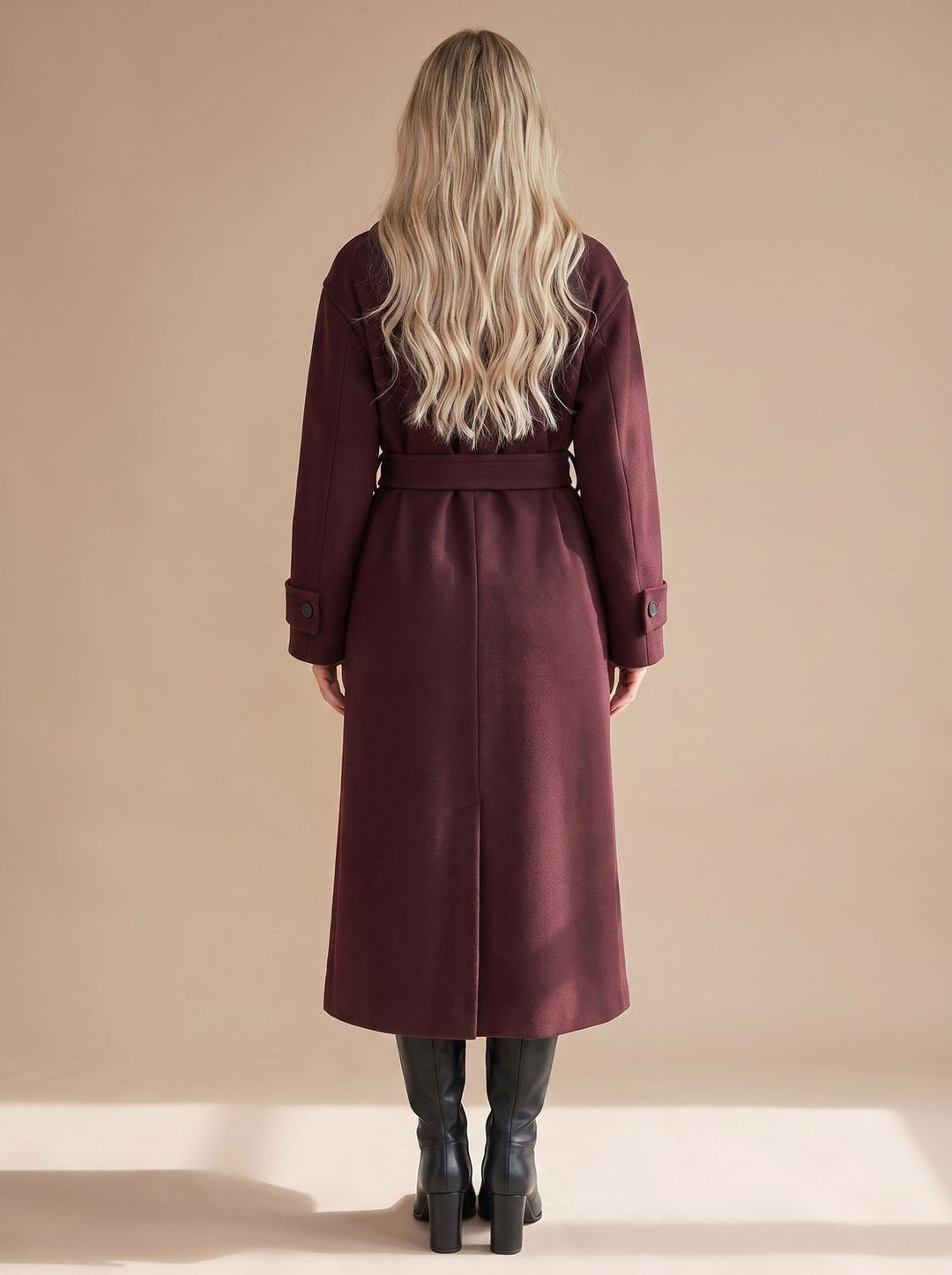 Abrigo largo cruzado para mujer, tono burdeos, con cinturón. Ropa de abrigo versátil y elegante para el frío.