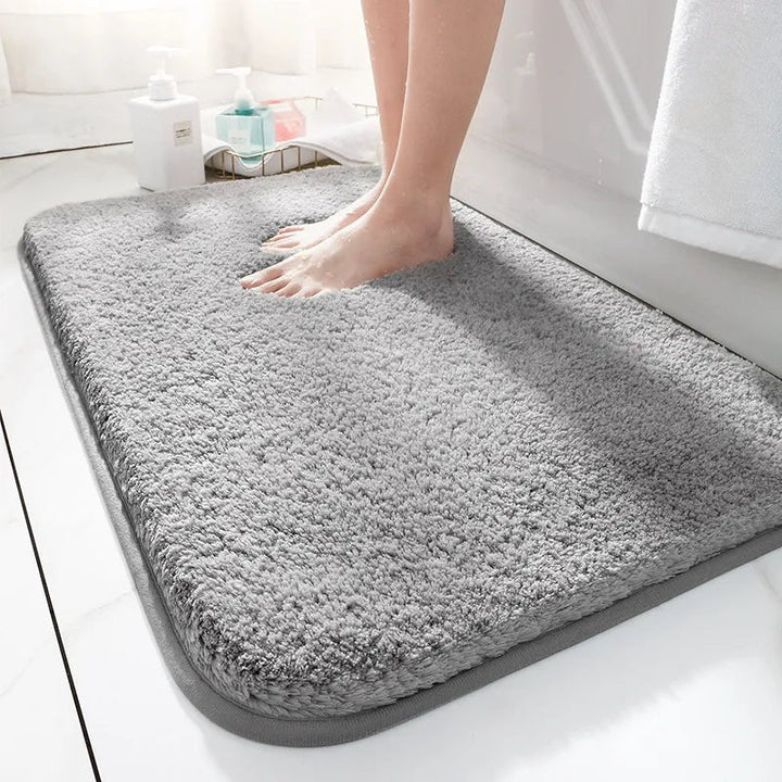Seguridad en el baño con esta alfombra antideslizante, minimiza riesgos de resbalones en zonas húmedas.