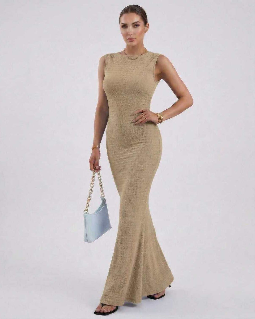 Vestido maxi beige elegante para mujer, ajuste estilizado. Ideal para eventos de noche o fiesta.