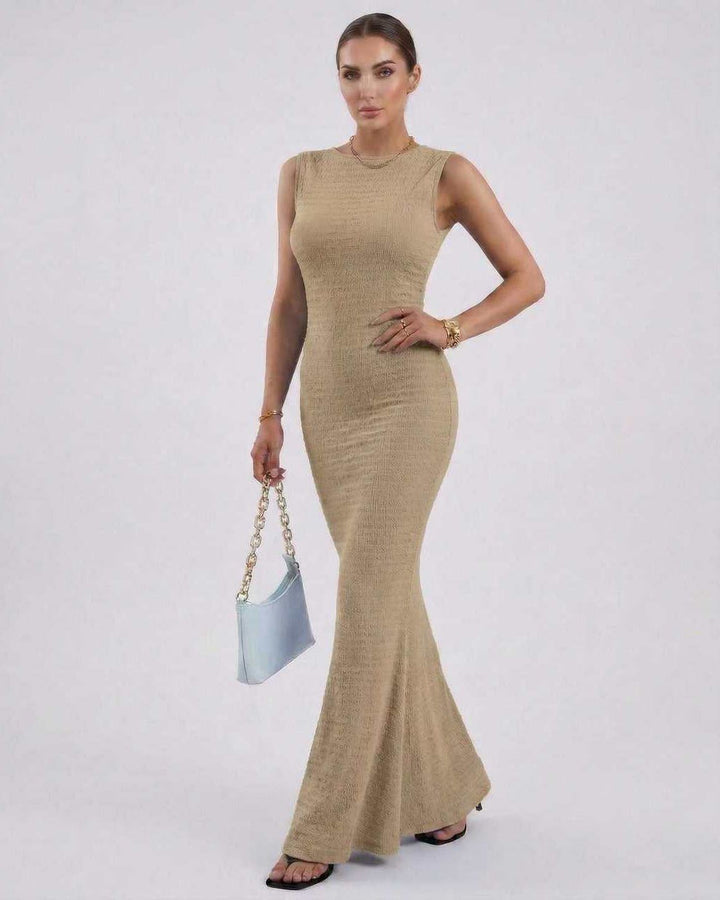 Vestido maxi beige elegante para mujer, ajuste estilizado. Ideal para eventos de noche o fiesta.