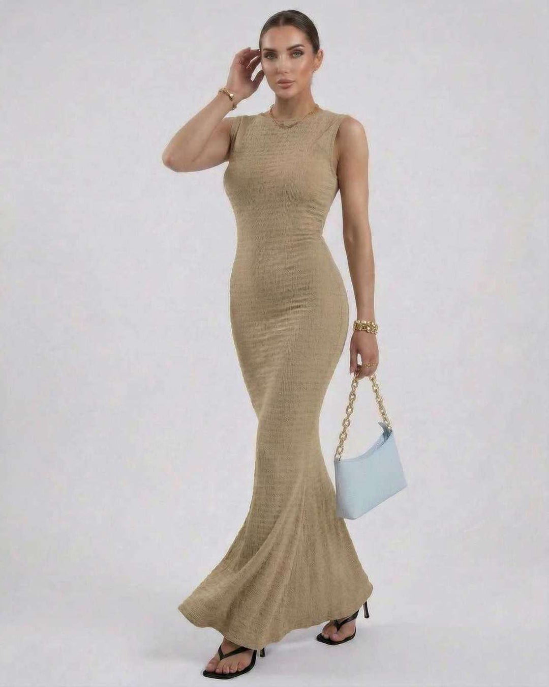 Vestido largo ajustado beige para mujer. Diseño estilizado y cómodo, ideal para fiestas o cenas de verano.