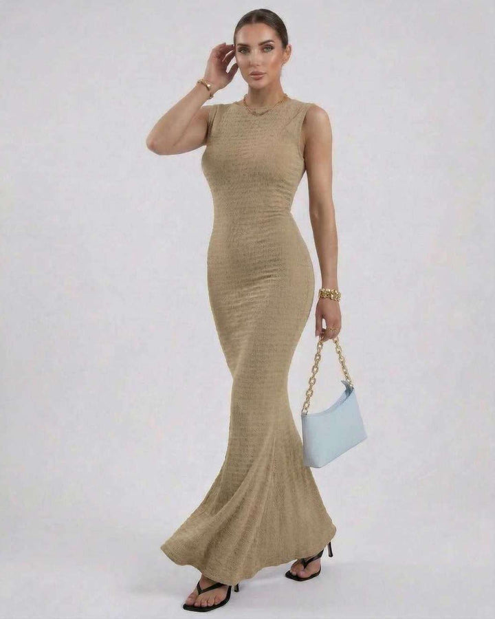 Vestido largo ajustado beige para mujer. Diseño estilizado y cómodo, ideal para fiestas o cenas de verano.