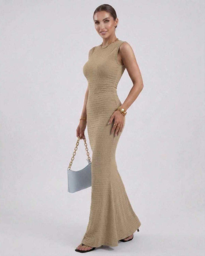 Vestido maxi beige sin mangas para mujer. Estilo moderno y versátil, perfecto para primavera o verano casual.