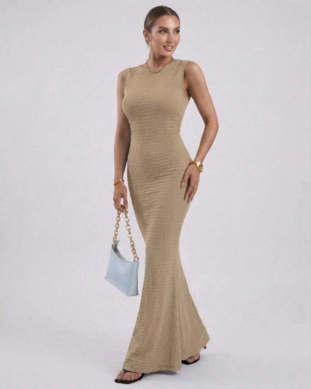 Vestido maxi beige elegante para mujer, corte estilizado. Atuendo sofisticado para ocasiones especiales.