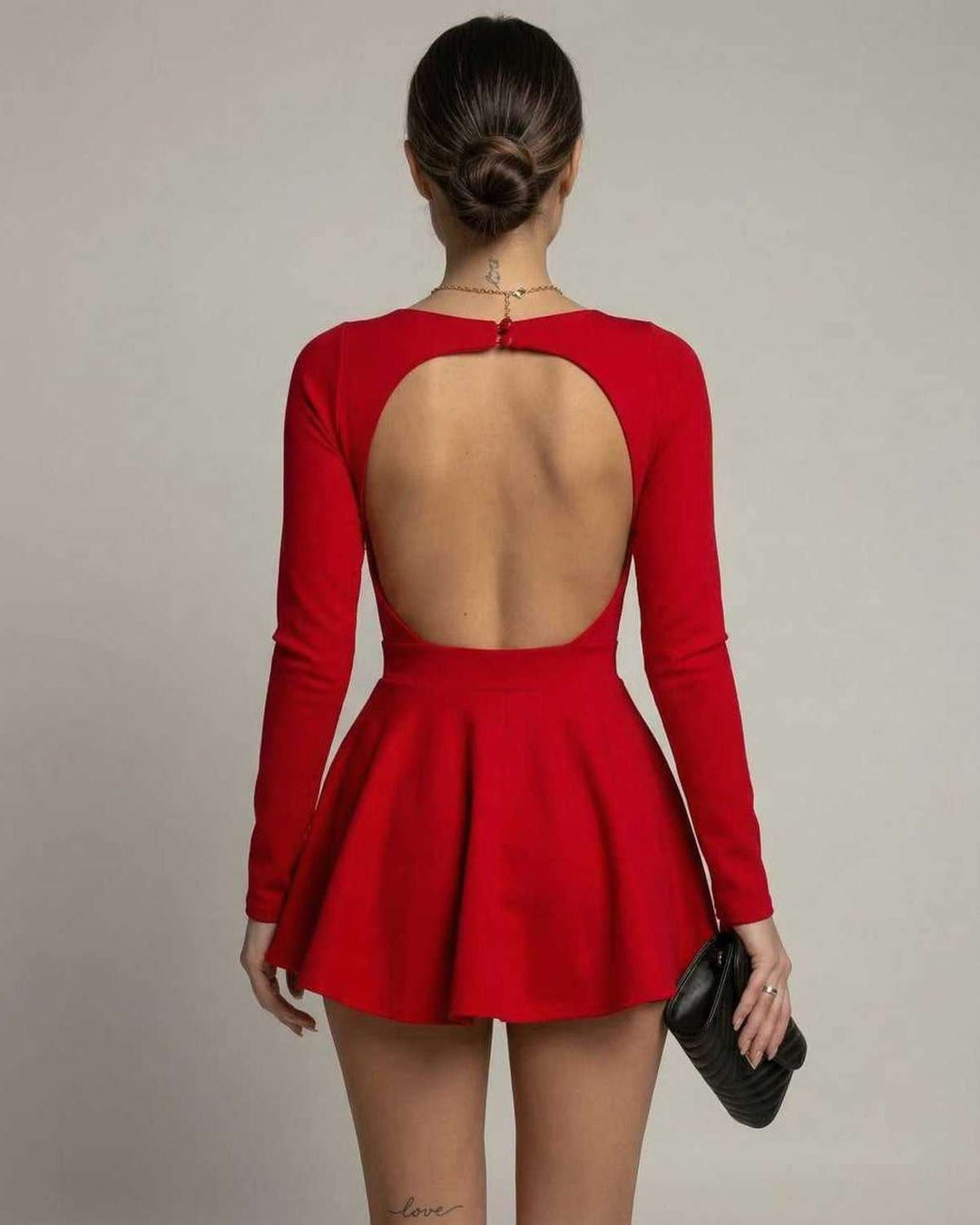 Moda mujer: vestido mini elegante para cóctel y eventos. Diseño atrevido con escote V y falda acampanada.