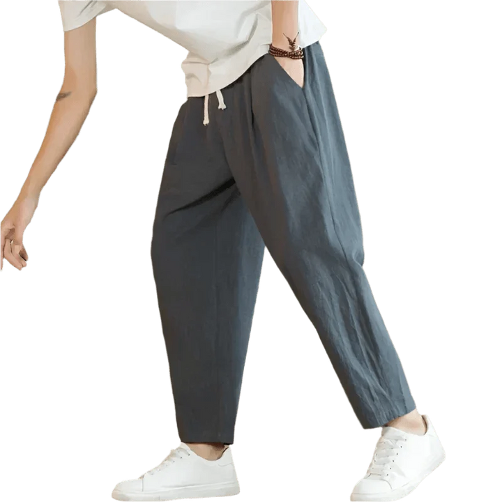 Pantalón casual de algodón para hombre, cómodo y versátil, con un estilo relajado y ajuste ligero.
