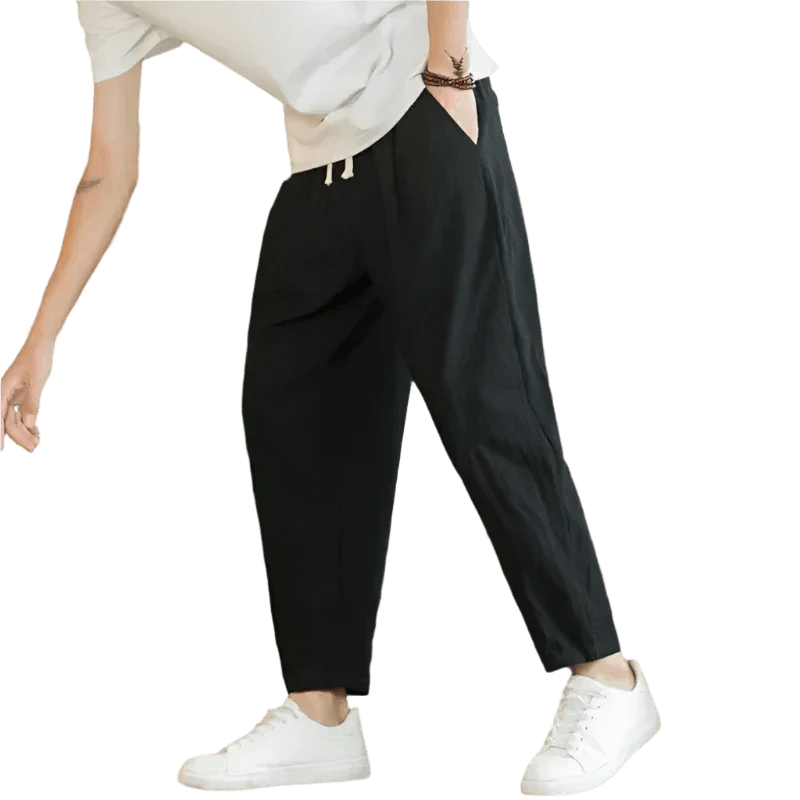 Hombre vistiendo pantalón casual de algodón gris, estilo relajado y cómodo, perfecto para uso diario.