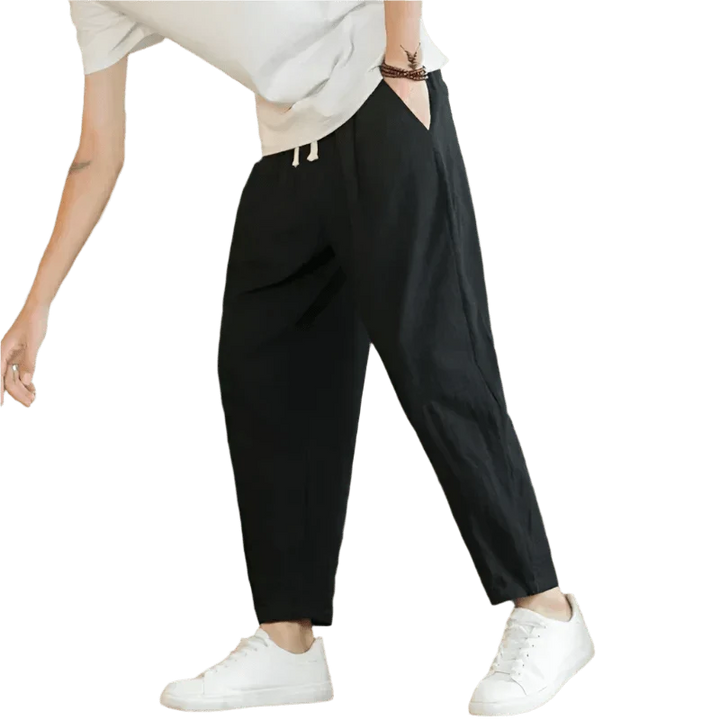 Hombre vistiendo pantalón casual de algodón gris, estilo relajado y cómodo, perfecto para uso diario.