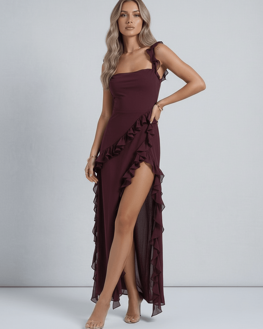 Mujer vistiendo un nuevo vestido maxi blanco de gala, con volantes y corte elegante, ideal para eventos.