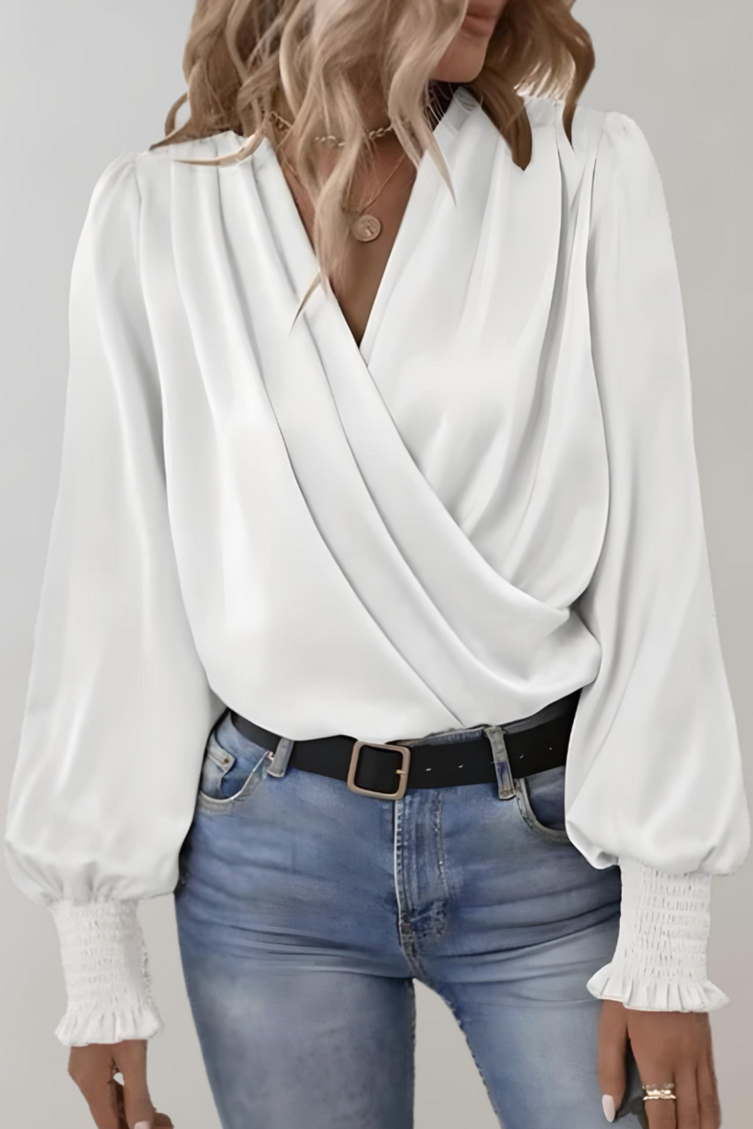 Blusa de manga larga para mujer, con escote en V. Ropa femenina versátil para looks elegantes de oficina o moda casual.