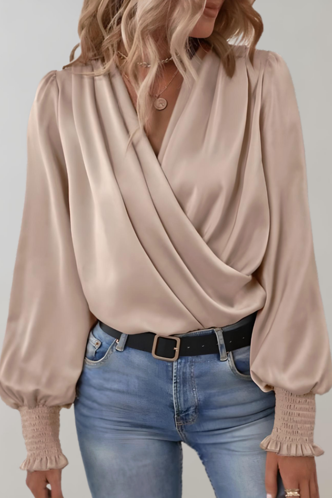 Blusa elegante de mujer con escote V y manga larga. Moda femenina ideal para un estilo sofisticado de oficina o casual.