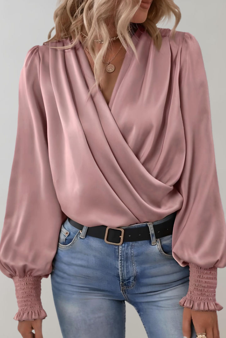 Blusa elegante de mujer con escote en V profundo y mangas largas, ideal para oficina o look casual y moda.