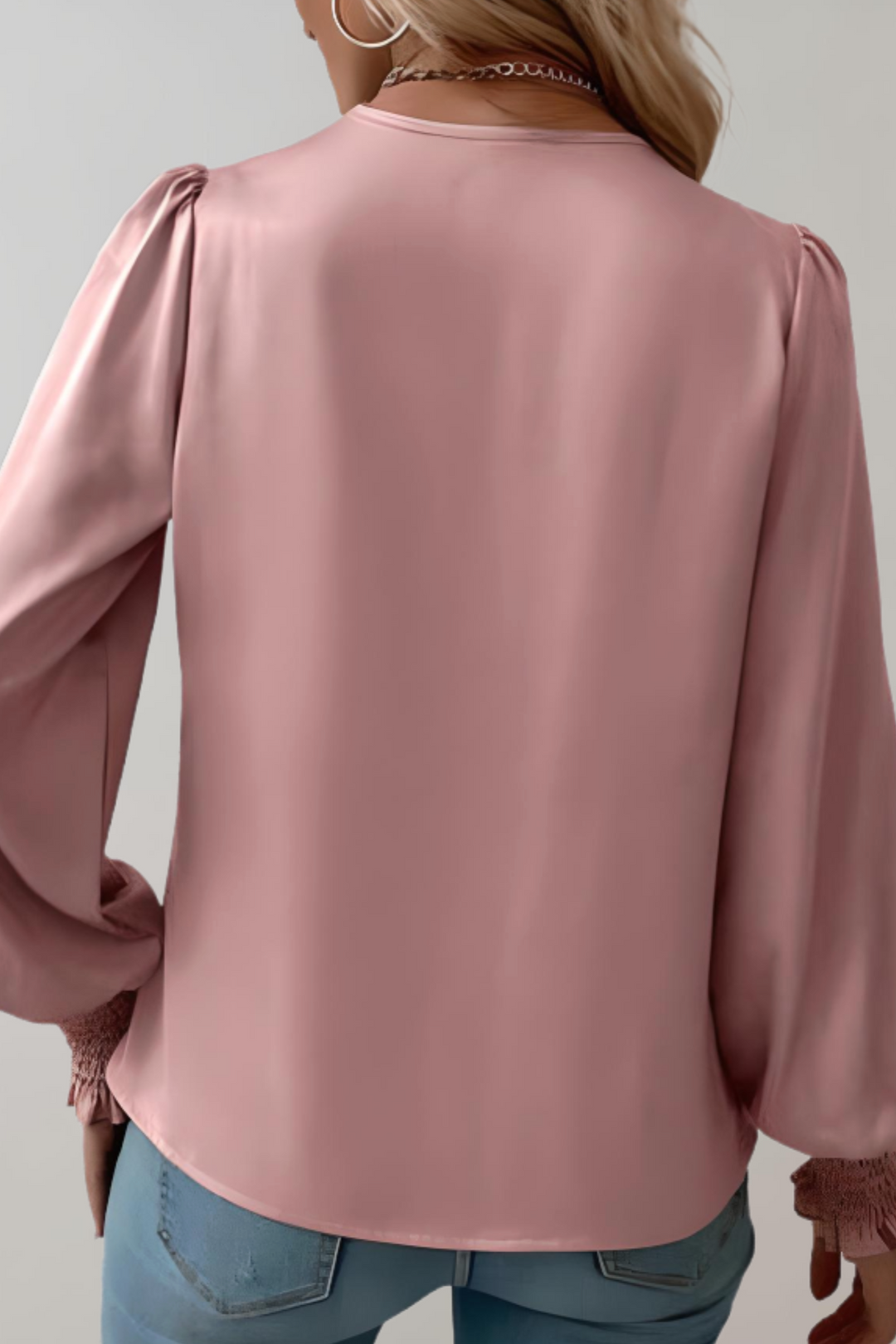Blusa femenina versátil con escote V y manga larga. Perfecta para moda casual, looks de oficina elegantes o ropa femenina.