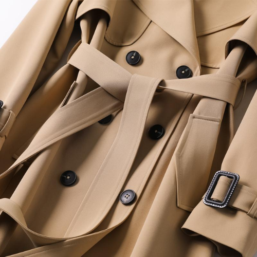 Trench coat de mujer con doble botonadura y cinturón ajustable. Ideal para otoño y primavera.
