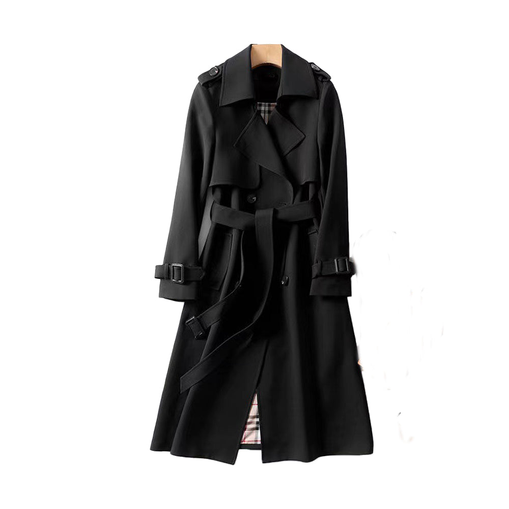 Trenca de mujer con doble botonadura y solapas. Un clásico de la moda femenina, ideal para el entretiempo.
