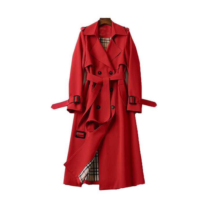 Abrigo de mujer tipo trench, con detalles de doble botonadura y cierre de cinturón. Moda femenina.