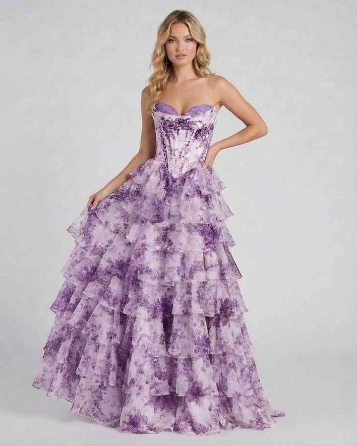 Silueta de vestido maxi floral amatista, elegante y sin tirantes para mujer, ideal para noches especiales.