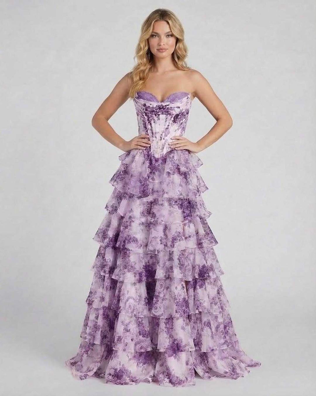 Vestido de fiesta formal amatista floral para mujer, con caída elegante, ideal para eventos de noche.