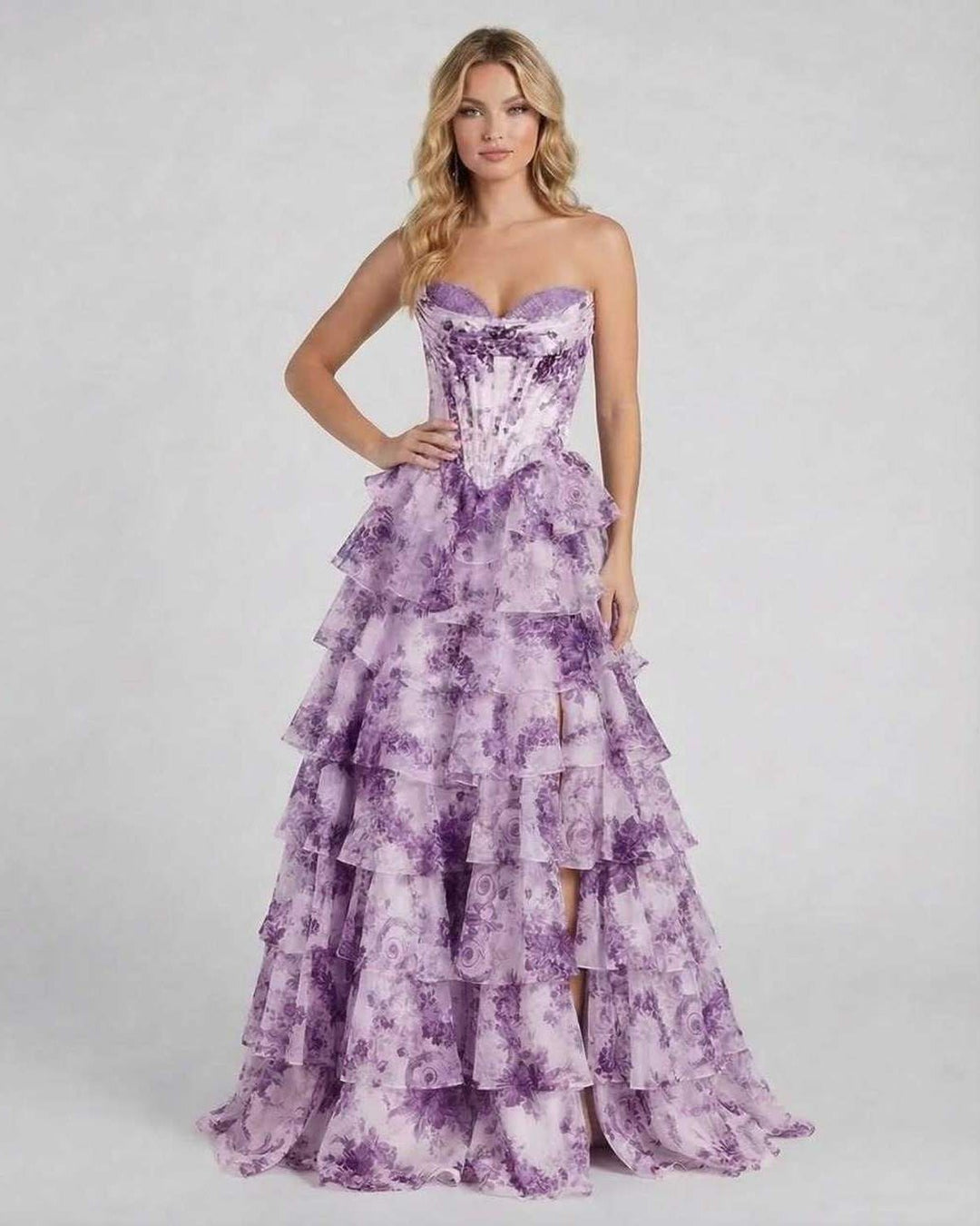 Estampado floral amatista en vestido largo formal de mujer, perfecto para graduación o evento elegante.