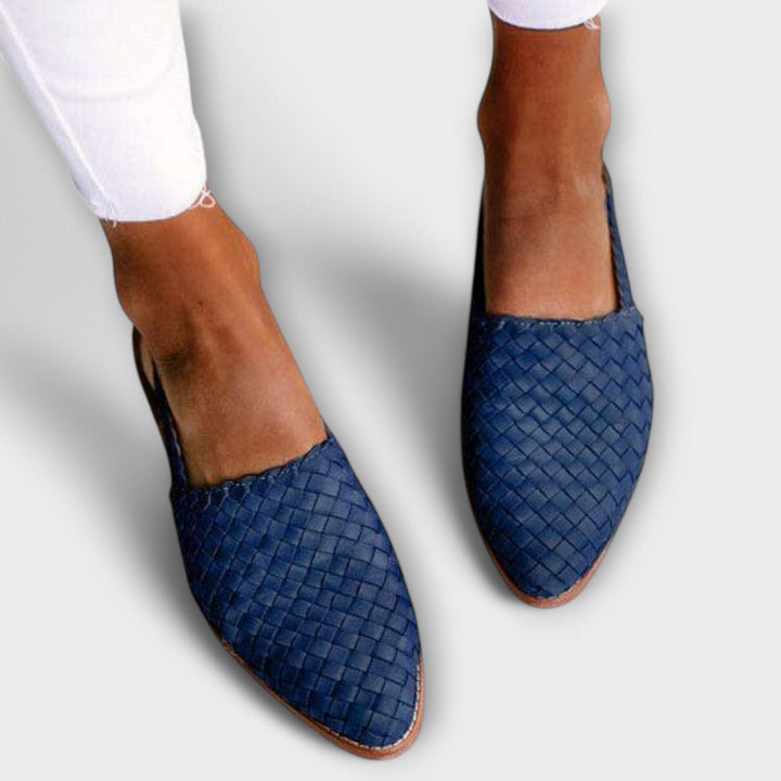 Mocasines trenzados de mujer con tacón abierto para comodidad diaria. Zapatos chic y casuales.