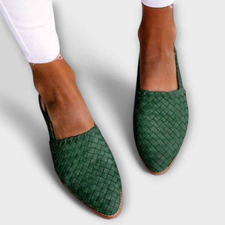 Mocasines de mujer con diseño trenzado y tacón abierto elegante. Zapatos cómodos para cualquier estilo.