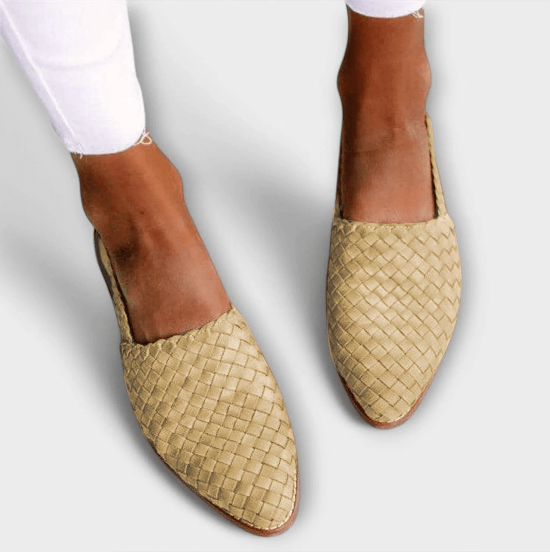 Mocasines de mujer trenzados, con tacón abierto para estilo y comodidad. Zapatos versátiles y chic.