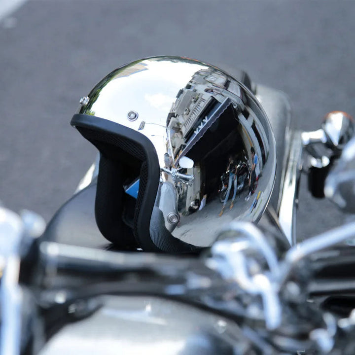 Casco retro plateado para motociclistas, diseño abierto 3/4, seguridad garantizada para cruiser y chopper.