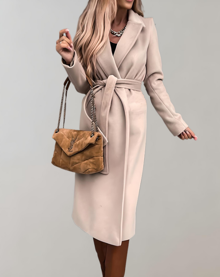 Abrigo largo elegante de mujer con cinturón para otoño. Ideal para looks de oficina o casuales en entretiempo.