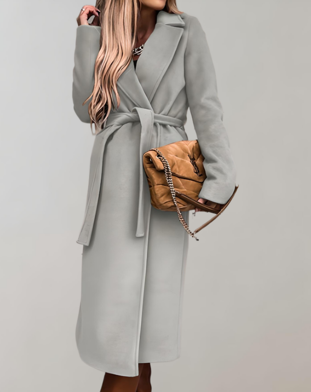 Moderna chaqueta de entretiempo para mujer, larga y con cinturón, perfecta para un look elegante de otoño.