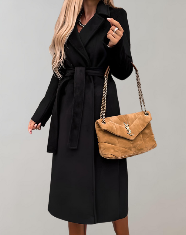 Chaqueta de otoño para mujer, larga y moderna, con cinturón que estiliza la figura. Perfecta para moda casual.