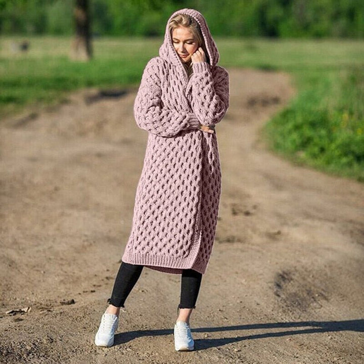 Mujer vistiendo cárdigan Esmee suave y cálido, ideal para la temporada de otoño-invierno.
