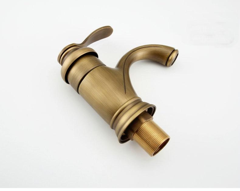 Grifo dorado vintage para lavabo de baño, diseño clásico, grifería de latón macizo para un toque antiguo.