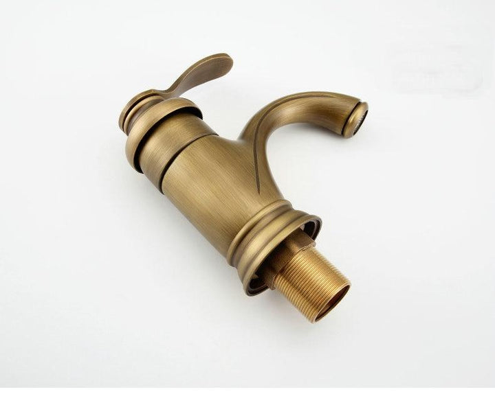 Grifo dorado vintage para lavabo de baño, diseño clásico, grifería de latón macizo para un toque antiguo.