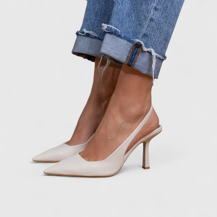 Elegantes tacones slingback mujer con tacón kitten y puntera fina. Calzado cómodo y versátil para cualquier ocasión.