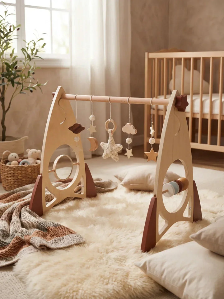 Gimnasio sensorial de madera para bebés. Temática cohete y estrellas. Estimula el crecimiento y aprendizaje.
