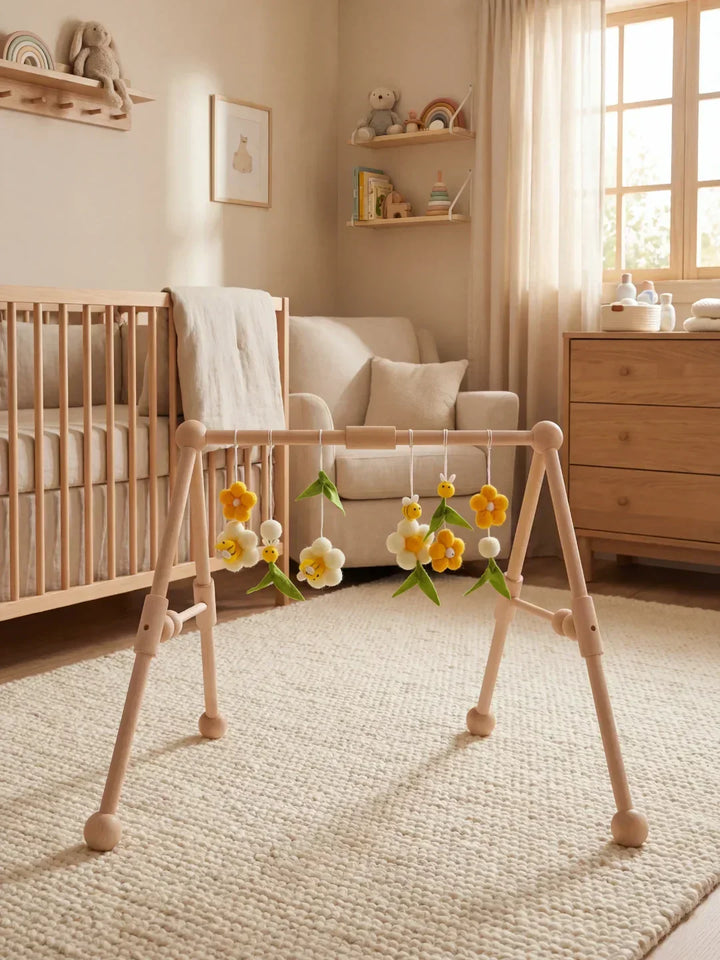 Arco de juegos de madera con juguetes colgantes, fomenta la coordinación y el desarrollo visual del bebé.