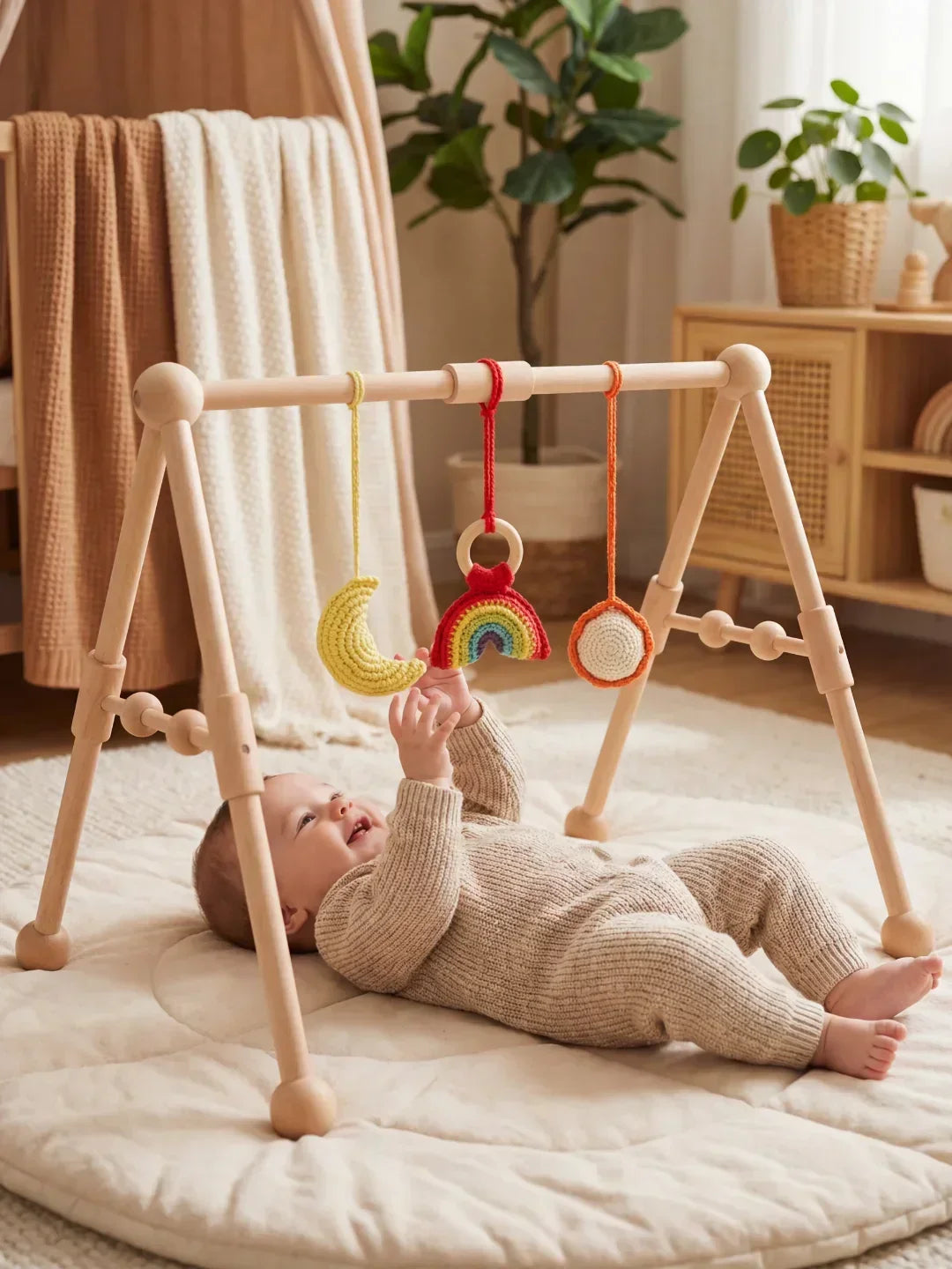 Juguete seguro y duradero: arco de juegos de madera para bebés, ideal para el desarrollo temprano.